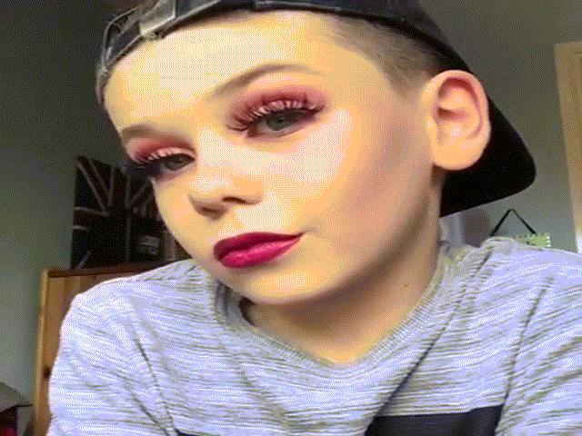 Bí quyết làm đẹp - "Bánh bèo" phải ngả mũ trước tài make up của nhóc tì 10 tuổi