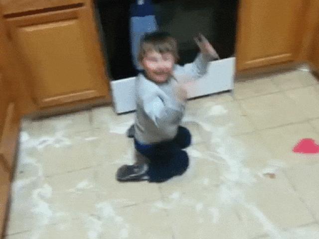 Tranh vui - Ảnh động: Khoảnh khắc "ngây thơ vô số tội" của trẻ