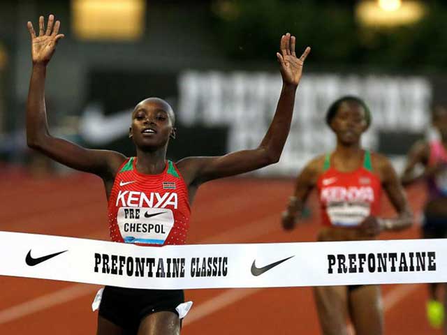 Chưa từng có: Dừng buộc giày chấp đối thủ, vẫn "xé gió" về nhất