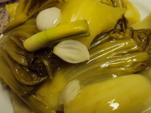 Sức khỏe đời sống - Vì sao khi ăn dưa cà muối phải rửa sạch váng trắng nổi lên?