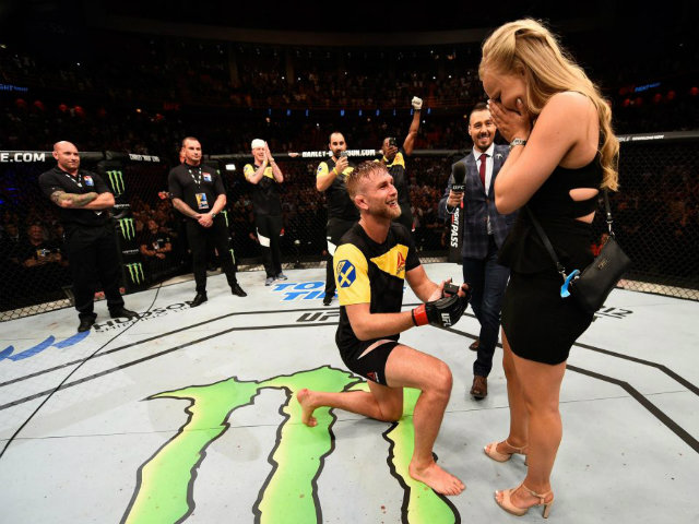 Thể thao - Bạn gái xinh đẹp "tặng quà", võ sĩ UFC cầu hôn ngay trên sàn đấu