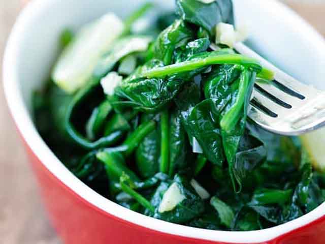 Ẩm thực - Rau chân vịt xào tỏi lạ miệng, ăn là ghiền