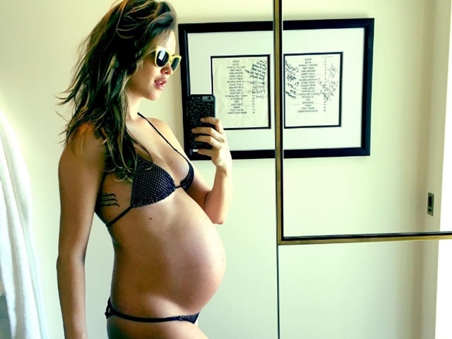 Bí quyết mặc đẹp - Loạt kiều nữ bụng lớn vượt mặt vẫn mặc bikini cực "bạo"