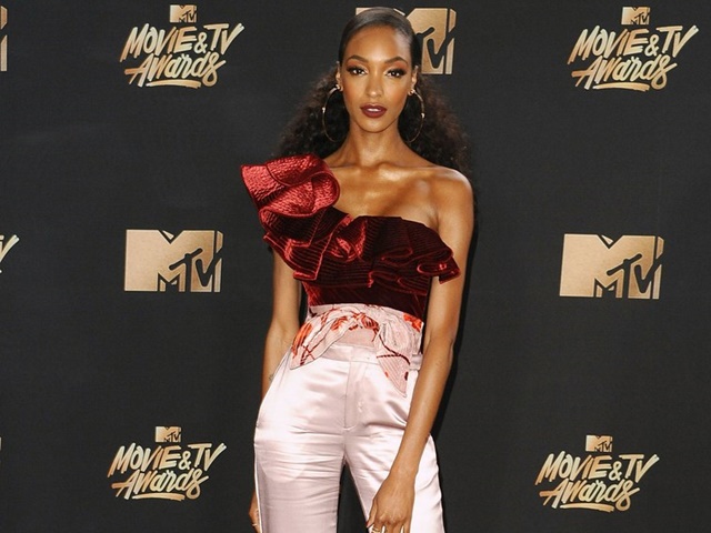 Bí quyết mặc đẹp - 7 sao sành điệu chứng minh mốt lệch vai đã hồi sinh!