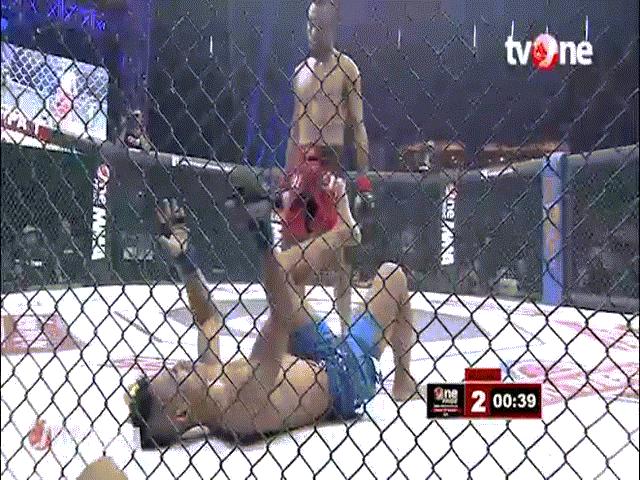 Thể thao - Cú sốc MMA: Võ sĩ chắp tay xin hàng còn bị bồi thêm 2 đòn