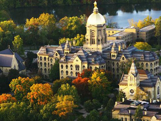 Đắm chìm trong vẻ đẹp cổ tích của đại học Notre Dame