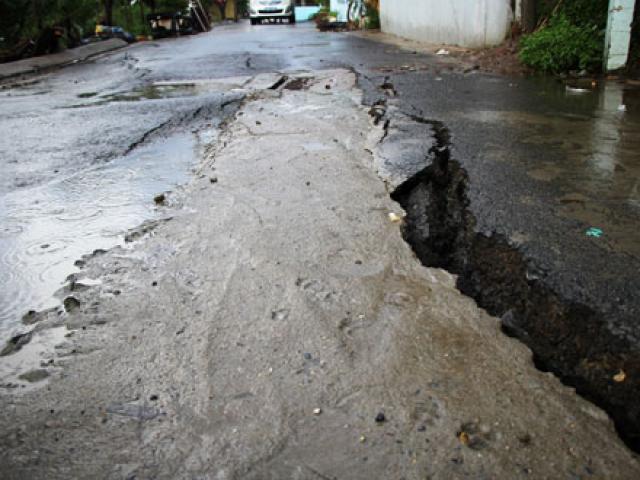 Tin tức trong ngày - Xuất hiện vết nứt dài 40m, người Sài Gòn sợ “hà bá” nuốt nhà