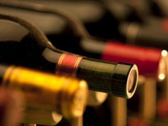 Thị trường - Tiêu dùng - Từ 10/7, mang 1,5 lít rượu hoặc 3 lít bia phải khai báo hải quan