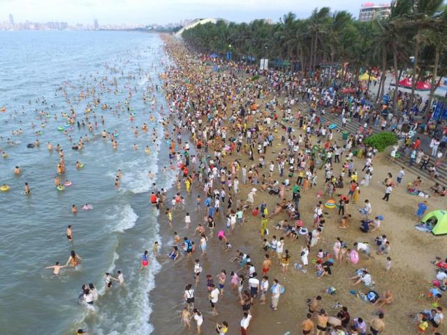 Thế giới - Ảnh: 20 vạn người TQ đổ ra biển tắm “nước rồng”