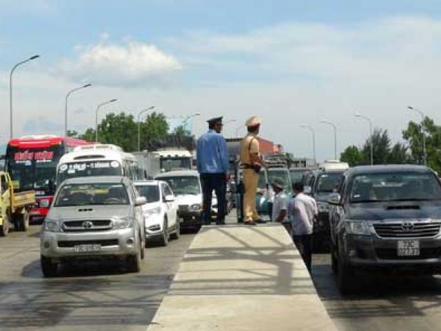 Tin tức trong ngày - Hàng chục ô tô "vây" trạm thu phí Quán Hàu gây ách tắc giao thông