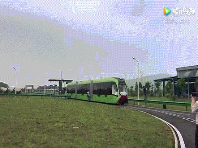 Thế giới - TQ giới thiệu tàu điện không đường ray đầu tiên thế giới