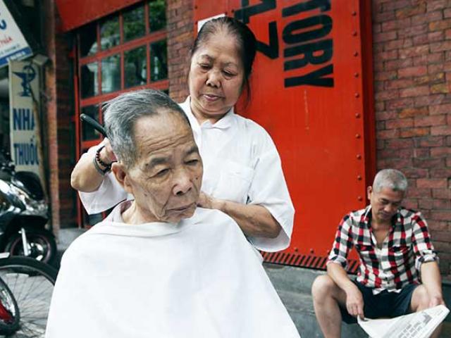Tin tức trong ngày - Nữ thợ cạo U80 “vít đầu làm đẹp" cho đàn ông