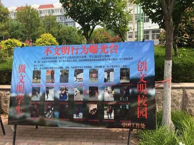 Bạn trẻ - Cuộc sống - Tranh cãi vì trường học cấm các đôi nắm tay, ôm ấp nhau