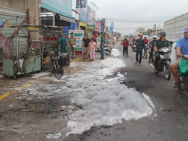 Tin tức trong ngày - Chở 7 bình gas phát nổ, nam thanh niên bỏ xe trước tiệm bánh