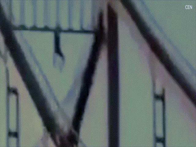 Phi thường - kỳ quặc - Biểu diễn đu một tay trên cầu, bất ngờ bị tuột rơi thẳng xuống đất