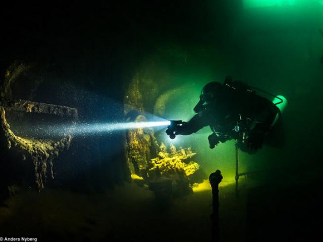 Du lịch - "Nín thở" đột nhập xác tàu đắm dưới đáy biển sâu