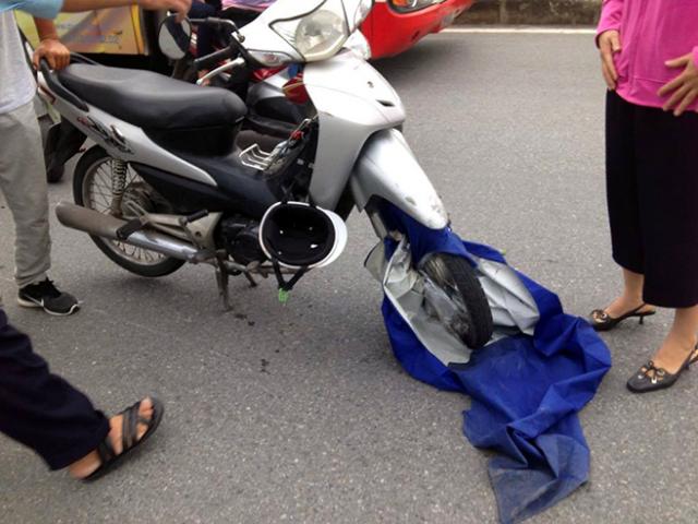 Tin tức trong ngày - Hi hữu: Ngã sấp mặt vì áo mưa cuốn vào bánh xe