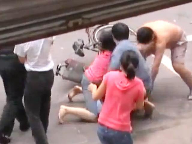 Pháp luật - Cô gái kéo nhóm bạn đánh chết người vì nghi cướp