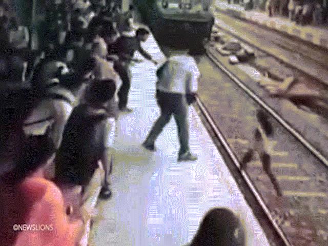 Thế giới - Khoảnh khắc kinh hoàng cô gái bị đoàn tàu đâm ở Ấn Độ