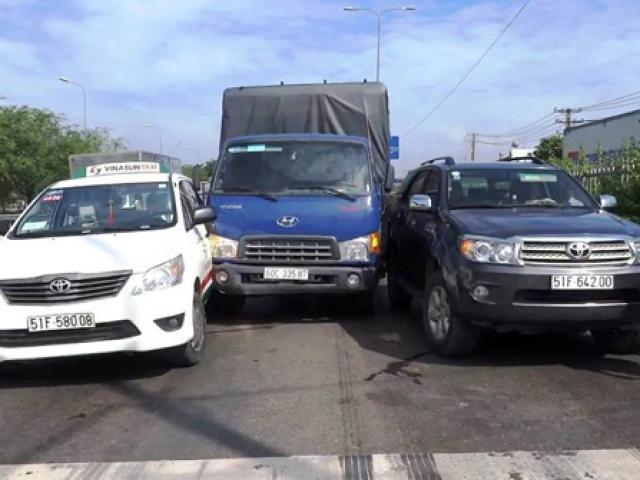 Tin tức trong ngày - Bị xe tải “lùa”, gần chục người “chết điếng” trên phố SG