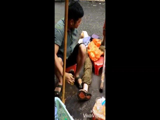 Video Clip Cười - Clip: Tây ba lô "gục ngã" trước thuốc lào Việt Nam