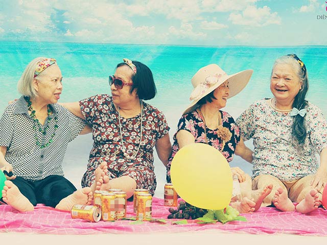 Bạn trẻ - Cuộc sống - Sự thật cảm động đằng sau bộ ảnh "gây bão" của hội bạn thân về già