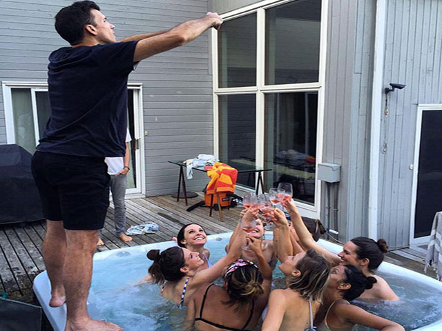 Tranh vui - Loạt ảnh quý ông "hi sinh" cho chị em... sống ảo