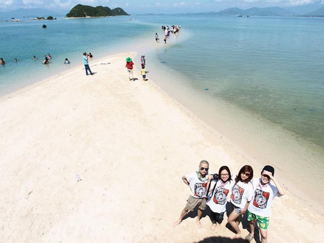 Du lịch - Thích thú đi bộ trên con đường tàng hình giữa biển tại "Maldives Việt Nam"