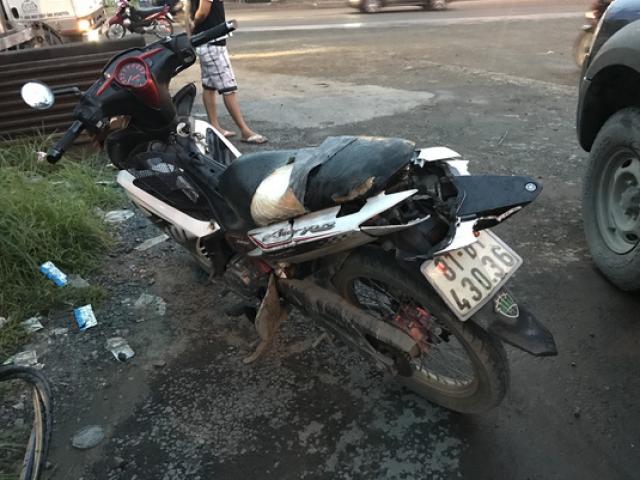 Tin tức trong ngày - "Biểu diễn", 2 thanh niên "cắm đầu" vào xe container