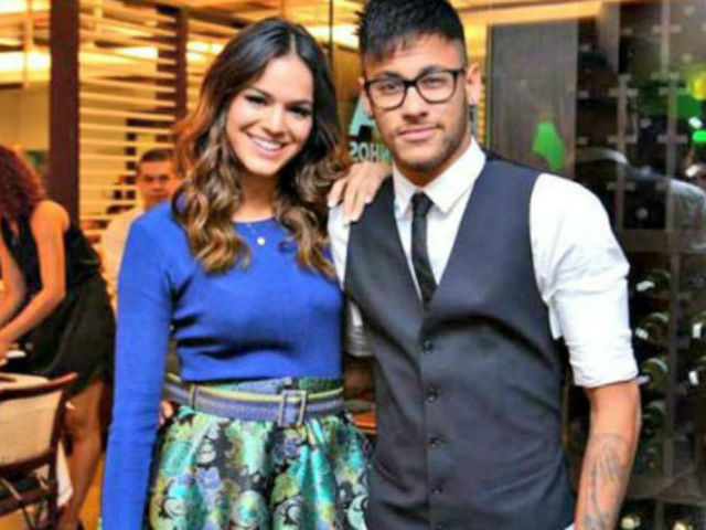 Bóng đá - Bị Messi "bỏ rơi", Neymar "đuổi bắt" với hot girl xinh như mộng