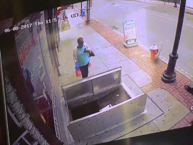 Phi thường - kỳ quặc - "Cắm mặt" vào điện thoại, người phụ nữ lao đầu xuống hố sâu