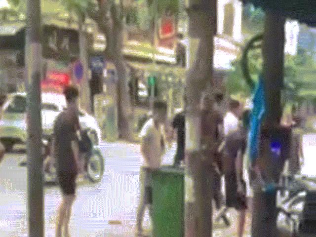 Pháp luật - Hai nhóm thanh niên cầm hung khí, lao vào ẩu đả giữa phố HN