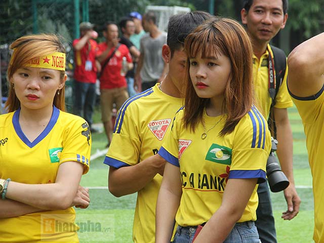 Bóng đá - Người đẹp SLNA khóc nức nở ở giải fan club "bão bàn thắng"