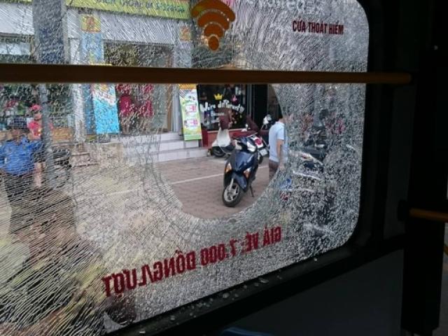 Tin tức trong ngày - Giận người yêu ném vỡ kính xe buýt, một hành khách vỡ đầu