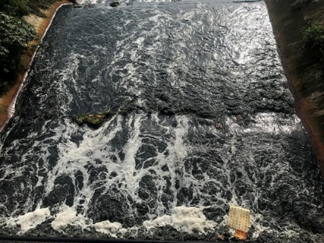 Tin tức trong ngày - Cận cảnh nước đen đặc quánh, sùi bọt dưới kênh Ba Bò