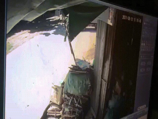 Tin tức trong ngày - Clip: Đôi vợ chồng bay khỏi xe máy sau cú tông cực mạnh vào xe tải