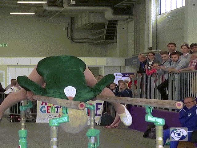 Bí quyết làm đẹp - Mắt tròn mắt dẹt xem bà lão 91 tuổi tập thể dục như gái 19