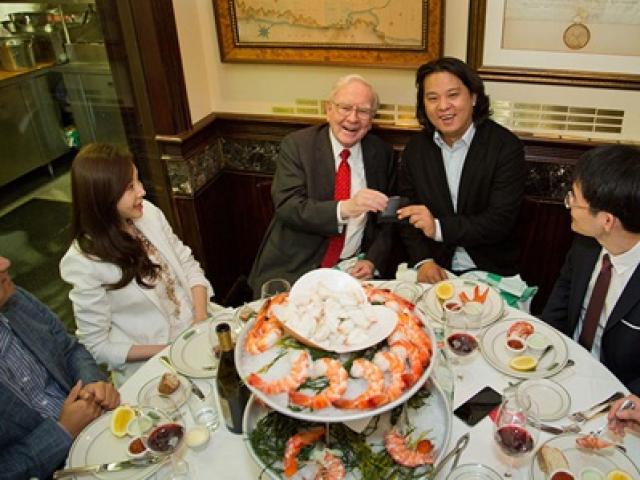 Tài chính - Bất động sản - Muốn dùng bữa cùng Warren Buffet, bạn chỉ cần bỏ ra 61 tỷ thôi!