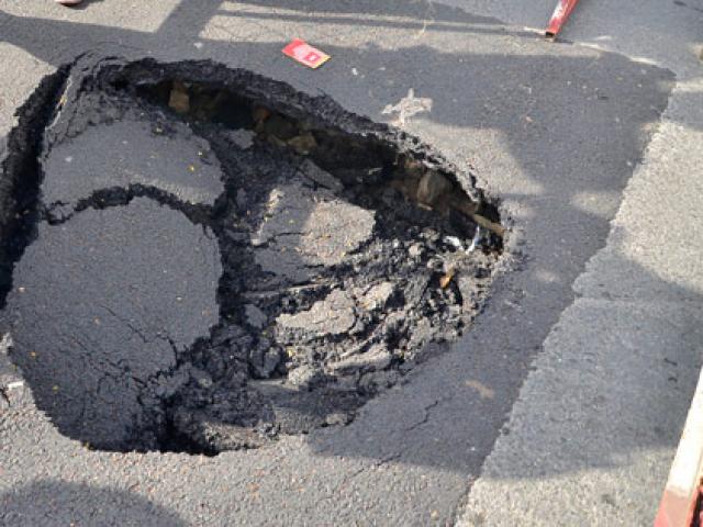 Tin tức trong ngày - "Hố tử thần" xuất hiện gần UBND TP.HCM