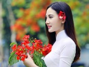 Thiếu nữ đẹp như bức tranh bên loài hoa  " nữ hoàng tháng 6 " 