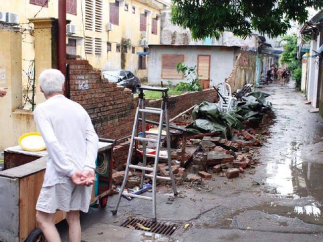 Tin tức trong ngày - Bức tường nhà trường sập sau mưa đè chết bé trai