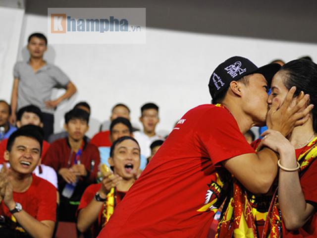 Bóng đá - Người đẹp diễu hành, đội mưa, hôn nhau…cổ vũ ĐT Việt Nam