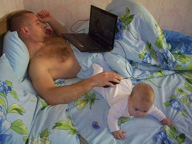 Tranh vui - Những ông bố "đội sổ" trong việc trông con