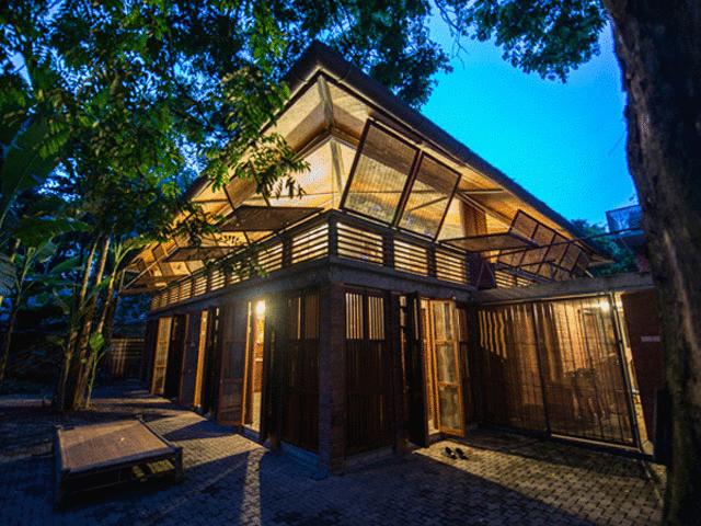 Tài chính - Bất động sản - Giữa trung tâm Hà Nội có ngôi nhà tre truyền thống đẹp thế này sao?
