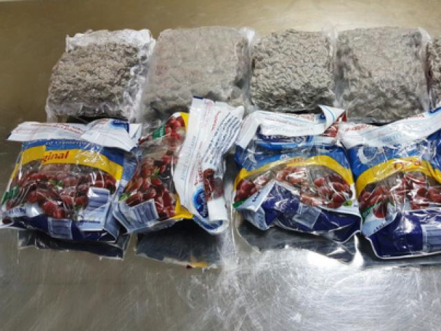 Pháp luật - Clip thủ đoạn vận chuyển cần sa tinh vi tại sân bay