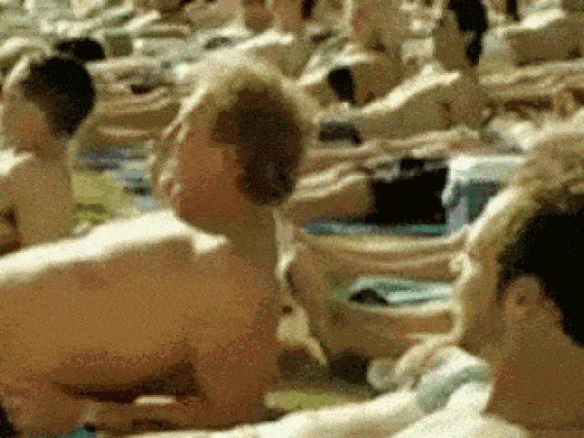 Tranh vui - Ảnh động: Gặp gái trên bãi biển