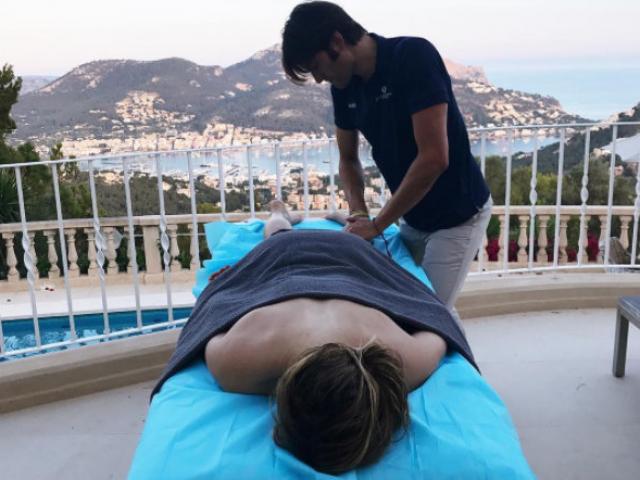 Thể thao - Kiều nữ tennis gây sốt: Tung ảnh hot mặc kệ trai đẹp massage