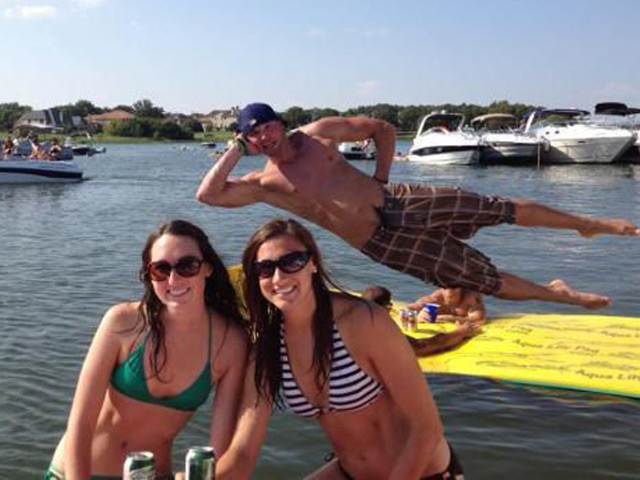 Tranh vui - "Lộn tiết" với những kẻ chụp ảnh ké vô duyên