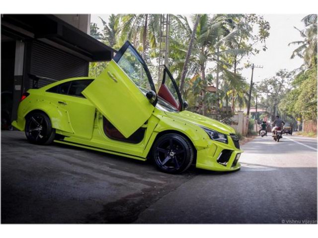 Tin tức ô tô - Chevrolet Cruze độ 'cửa cánh chim' như Lamborghini