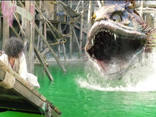 Phim - Chết cười với màn bắt thủy quái vừa rùng rợn vừa hài "té ghế"